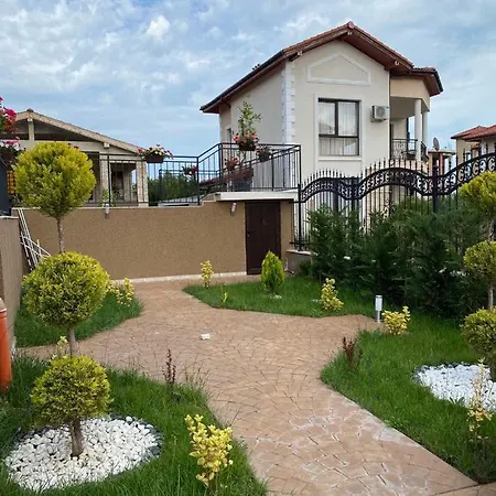 Villa Инни Парк - Вили Вяра , Надежда И Любов *