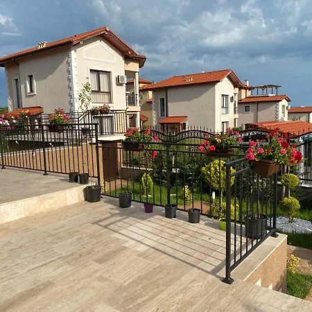 Villa Инни Парк - Вили Вяра , Надежда И Любов *